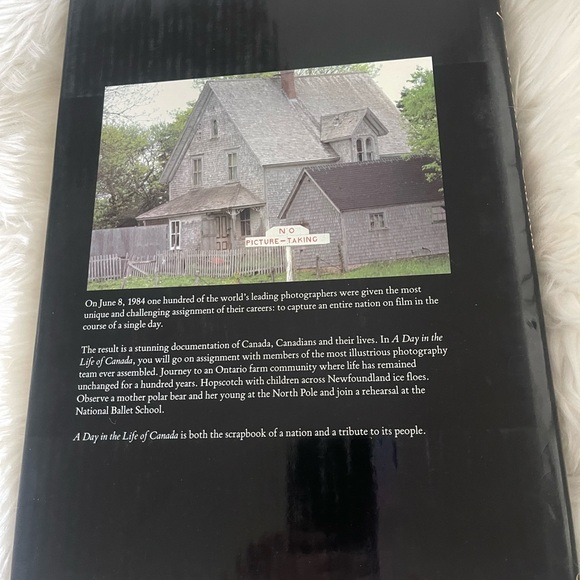 A day in the life of Canada large picture book - Picture 6 of 6